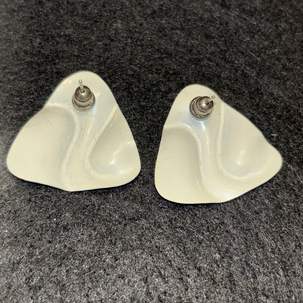 1980's Vintage White Color Diamond Shaped Rippled Metal Fashion Earrings